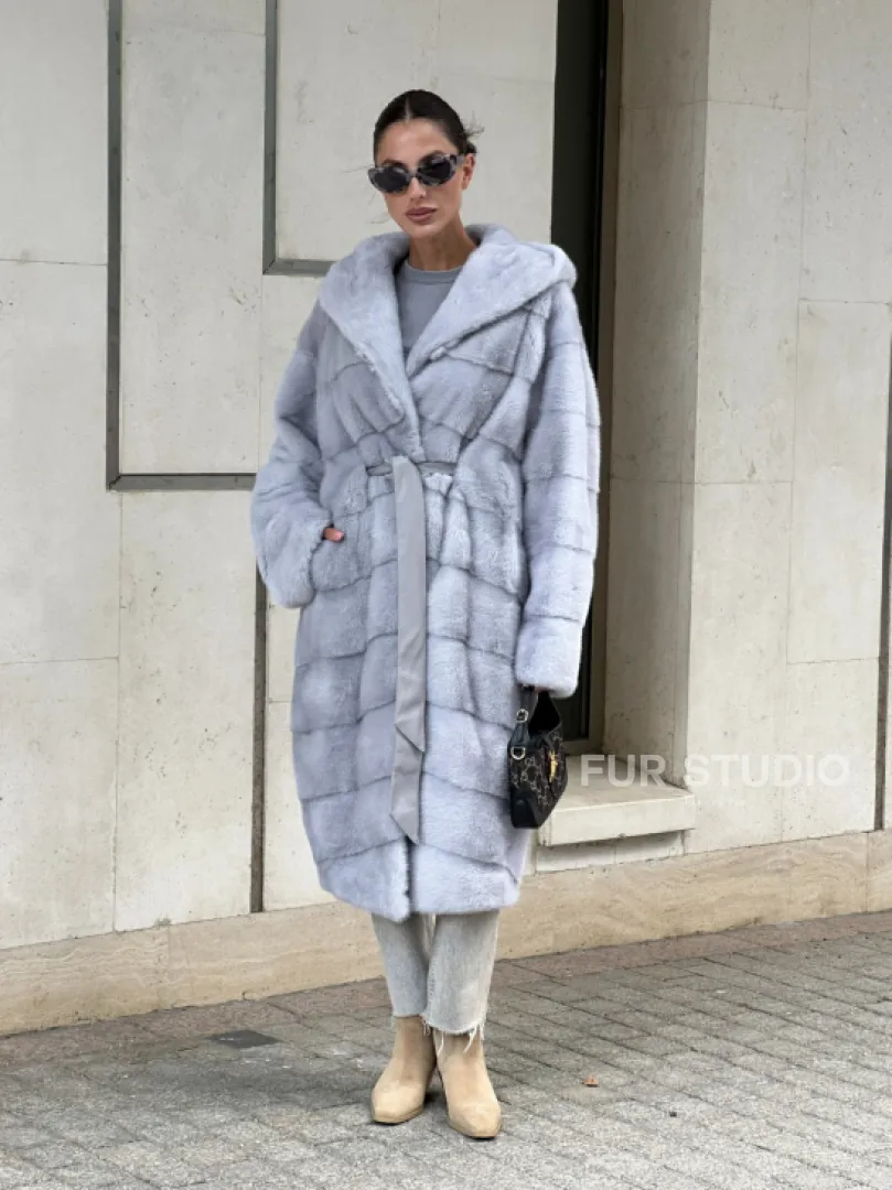 Эффектное пальто - шуба с капюшоном из меха голубой норки - фото 13