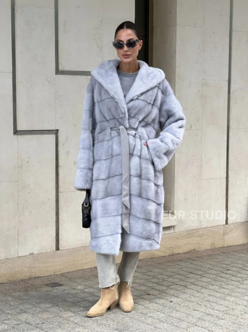 Эффектное пальто - шуба с капюшоном из меха голубой норки - фото 6