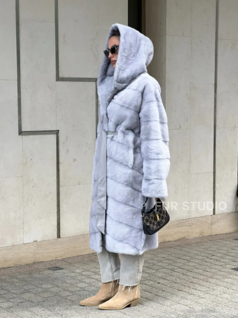 Эффектное пальто - шуба с капюшоном из меха голубой норки - фото 5
