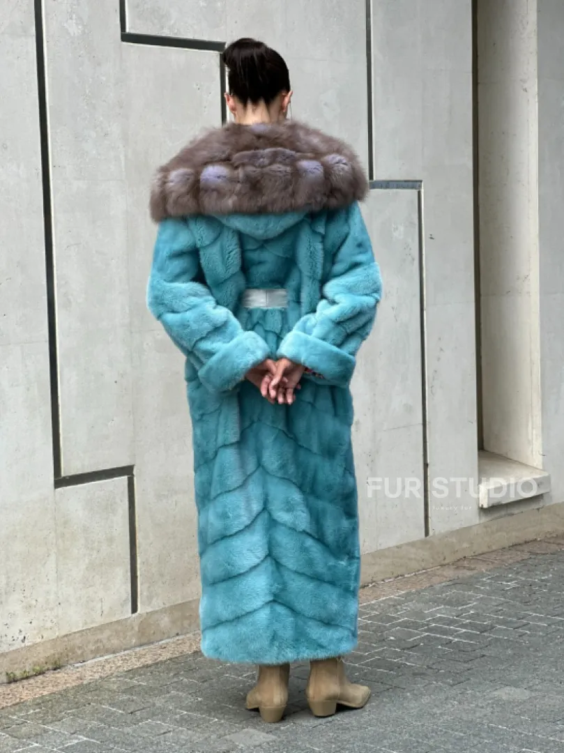 Удлиненная норковая шуба с капюшоном из меха куницы - цвет Тиффани - фото 9