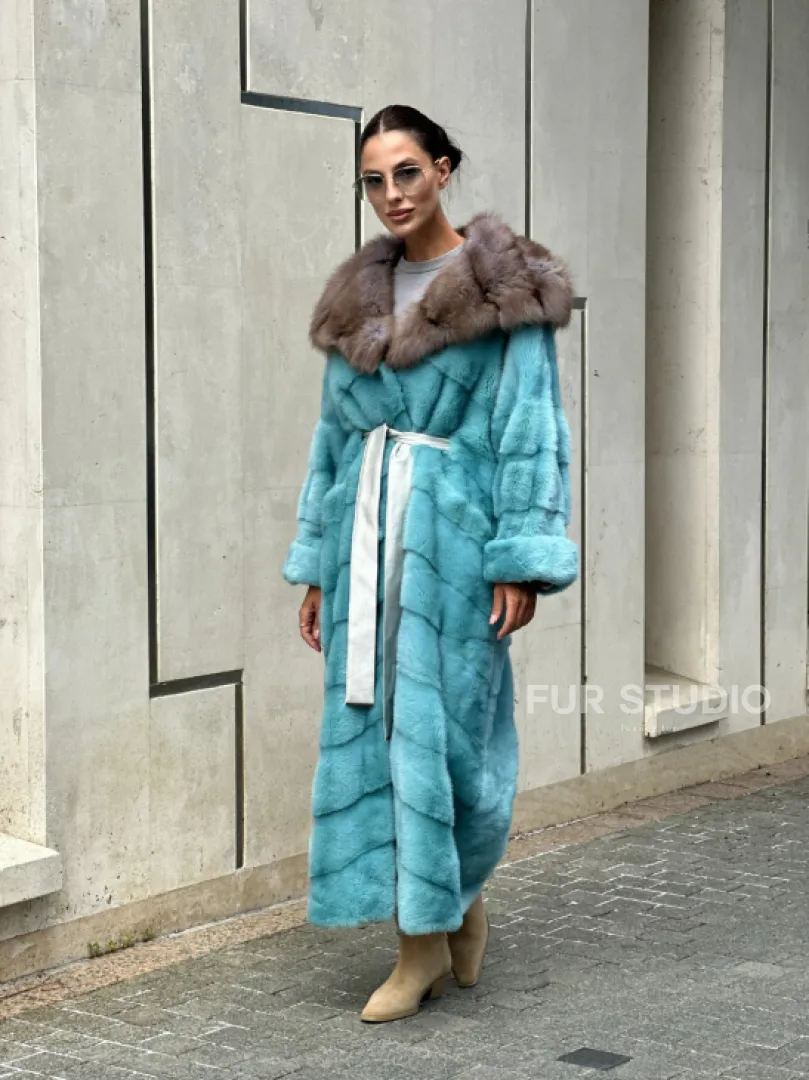 Удлиненная норковая шуба с капюшоном из меха куницы - цвет Тиффани - фото 13