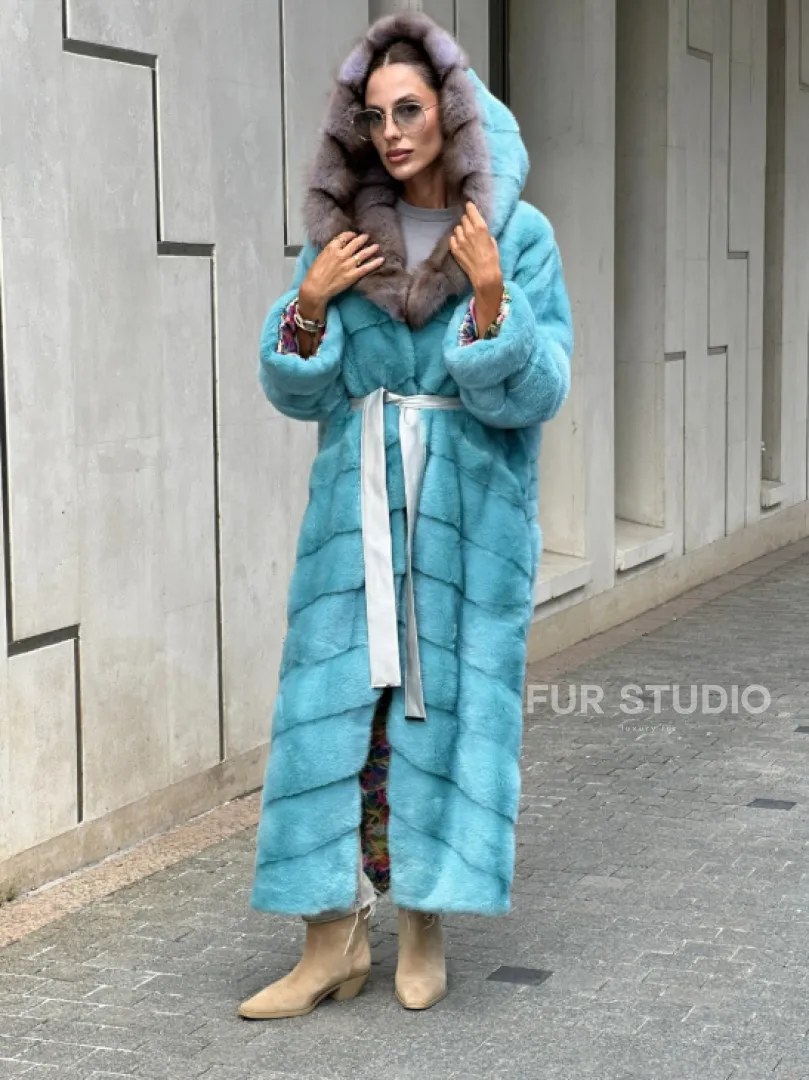 Удлиненная норковая шуба с капюшоном из меха куницы - цвет Тиффани - фото 6