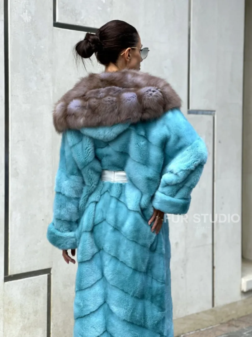 Удлиненная норковая шуба с капюшоном из меха куницы - цвет Тиффани - фото 3