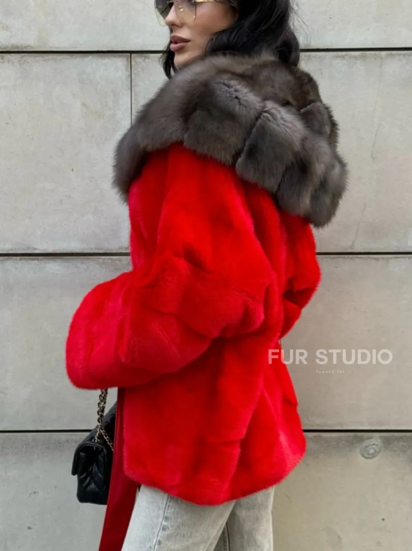 Полушубок из меха норки с капюшоном из куницы в карминовом цвете (красный) - фото 8