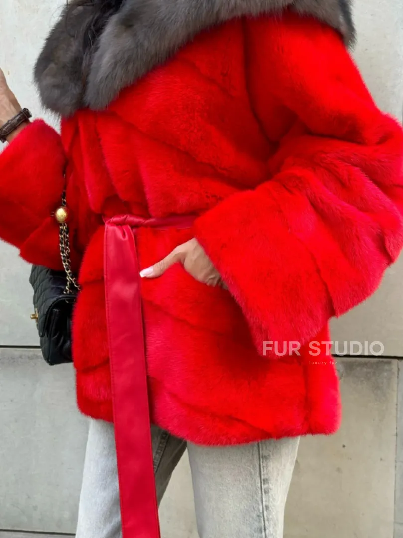 Полушубок из меха норки с капюшоном из куницы в карминовом цвете (красный) - фото 2