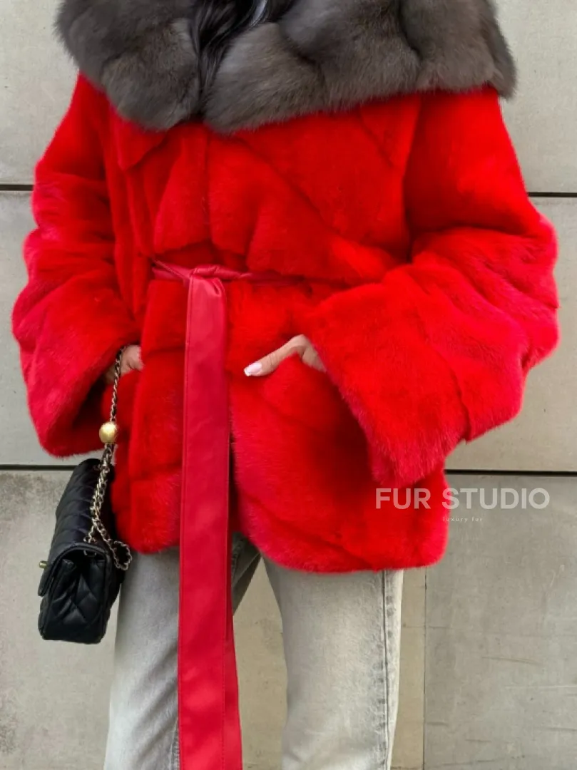 Полушубок из меха норки с капюшоном из куницы в карминовом цвете (красный) - фото 4