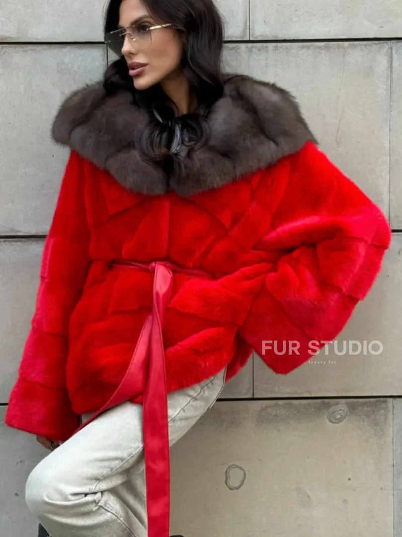 Полушубок из меха норки с капюшоном из куницы в карминовом цвете (красный) - фото 7