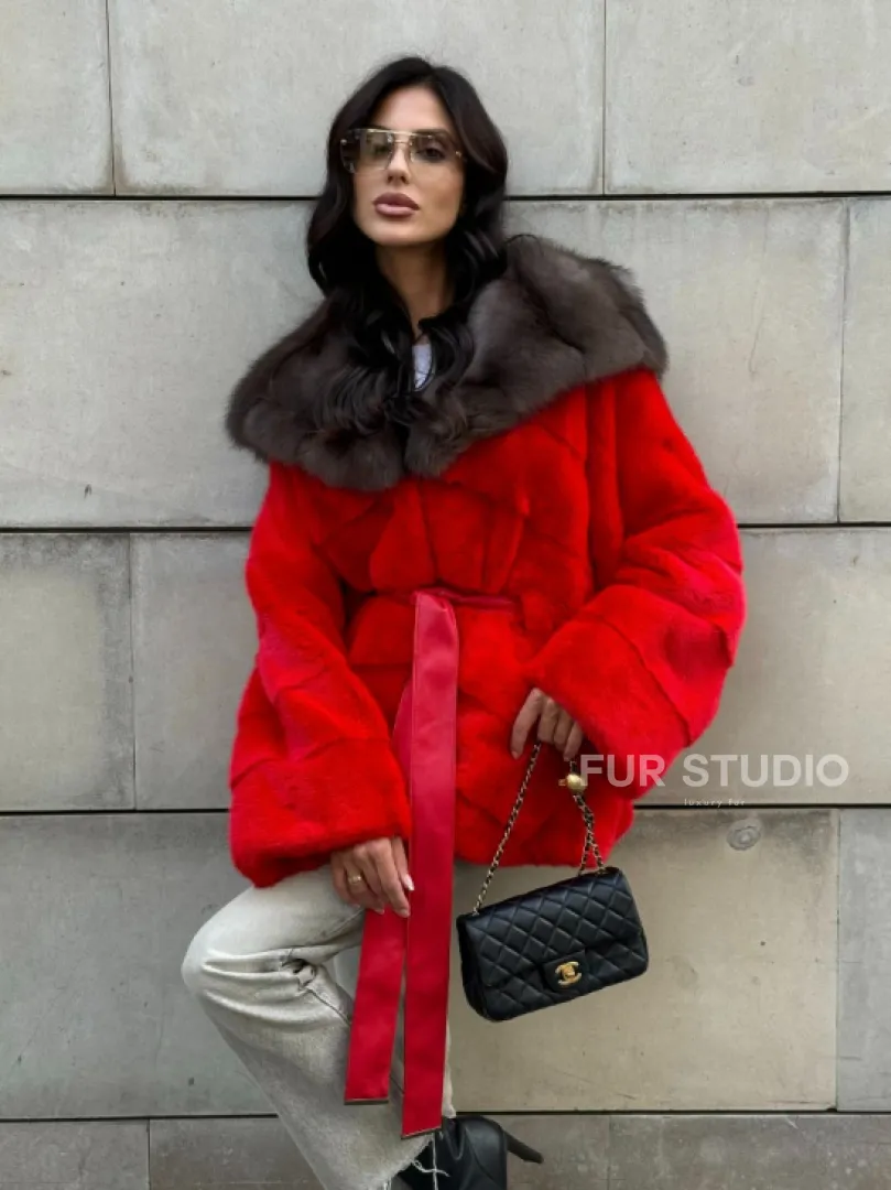 Полушубок из меха норки с капюшоном из куницы в карминовом цвете (красный) - фото 13