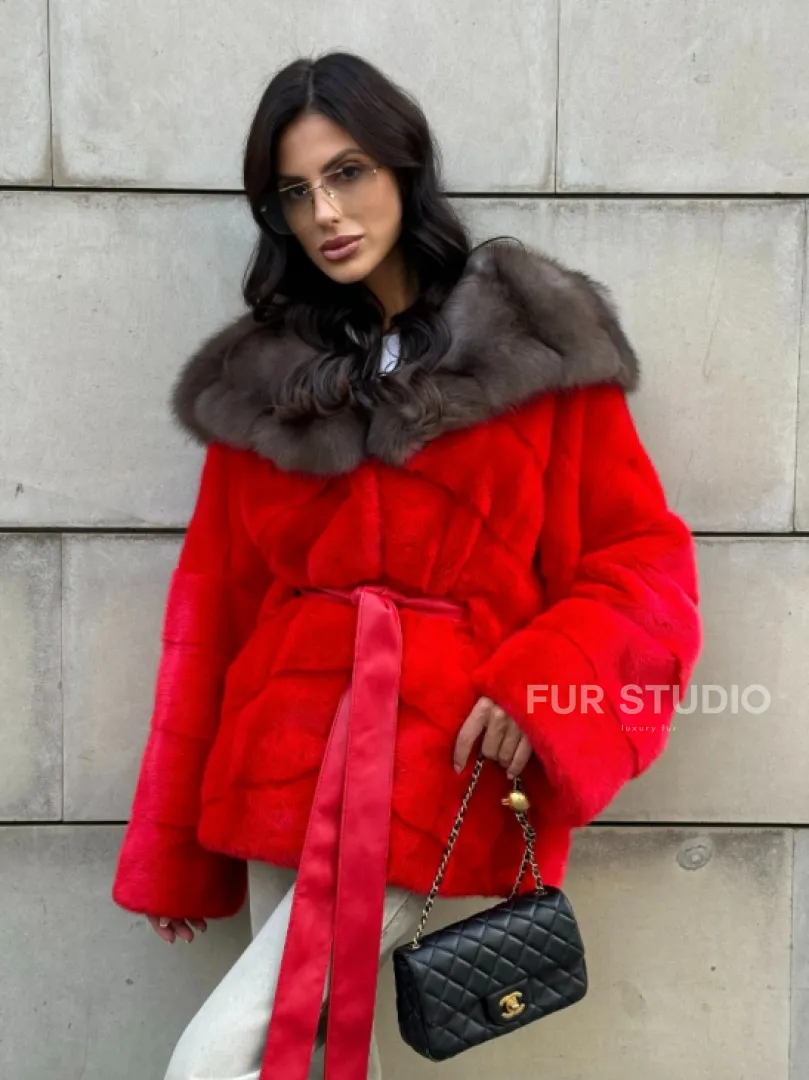 Полушубок из меха норки с капюшоном из куницы в карминовом цвете (красный) - фото 11