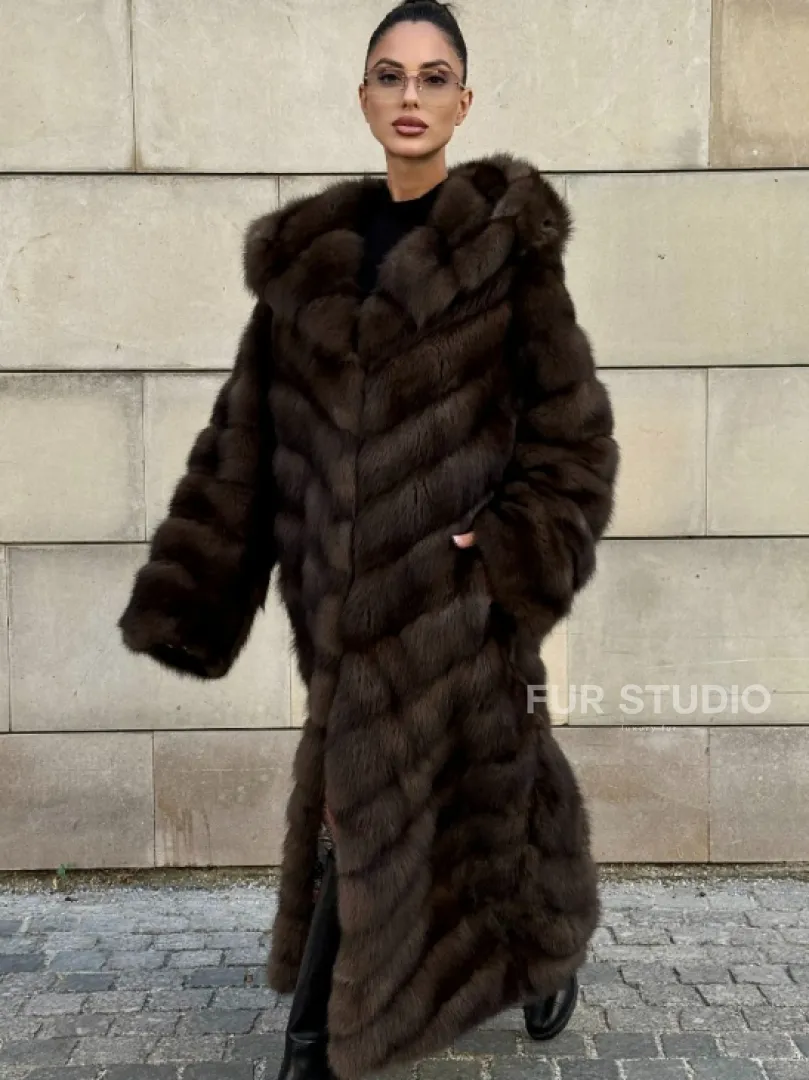Удлиненная шуба из меха куницы с капюшоном
