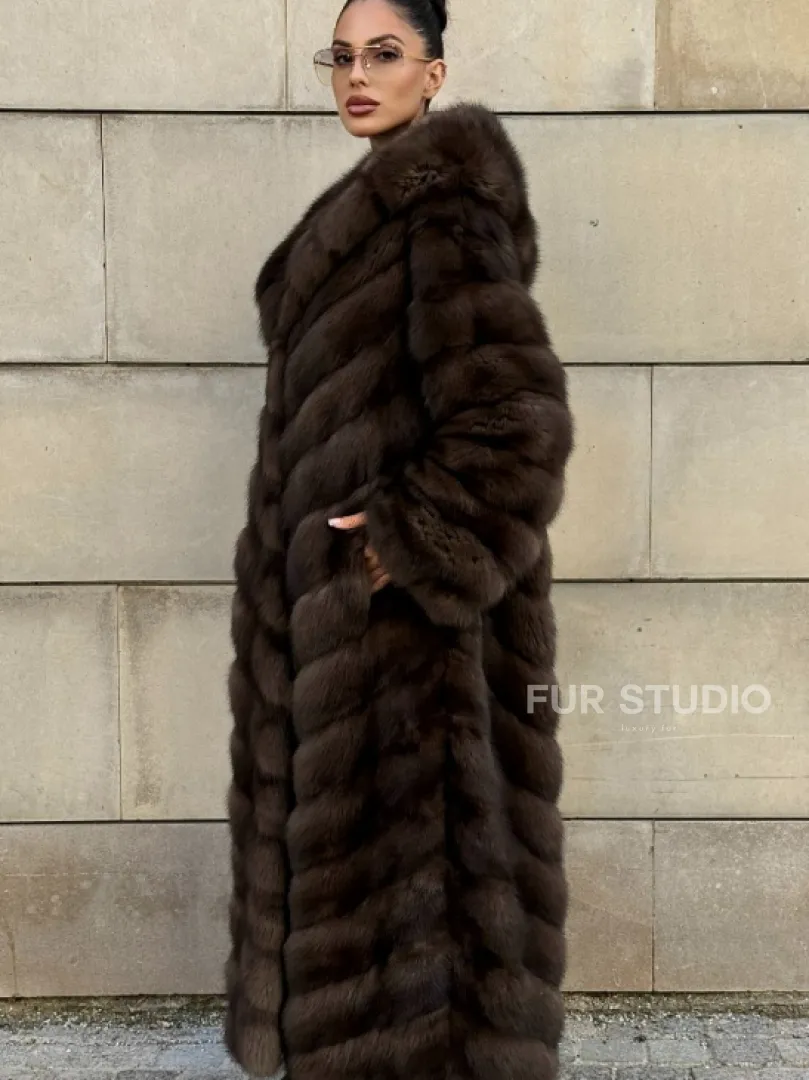 Удлиненная шуба из меха куницы с капюшоном