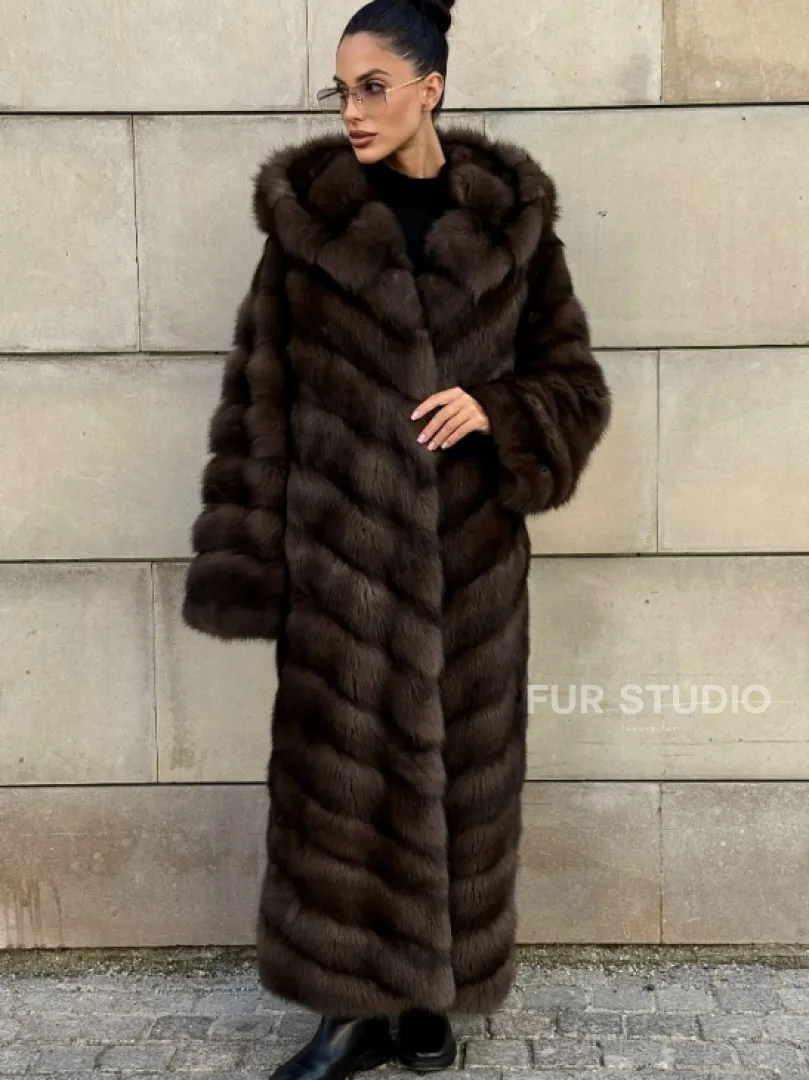 Удлиненная шуба из меха куницы с капюшоном