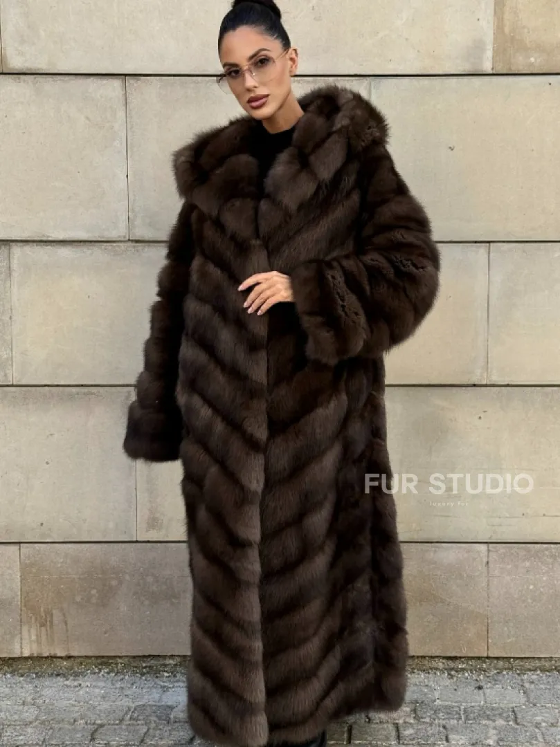 Удлиненная шуба из меха куницы с капюшоном - фото 12