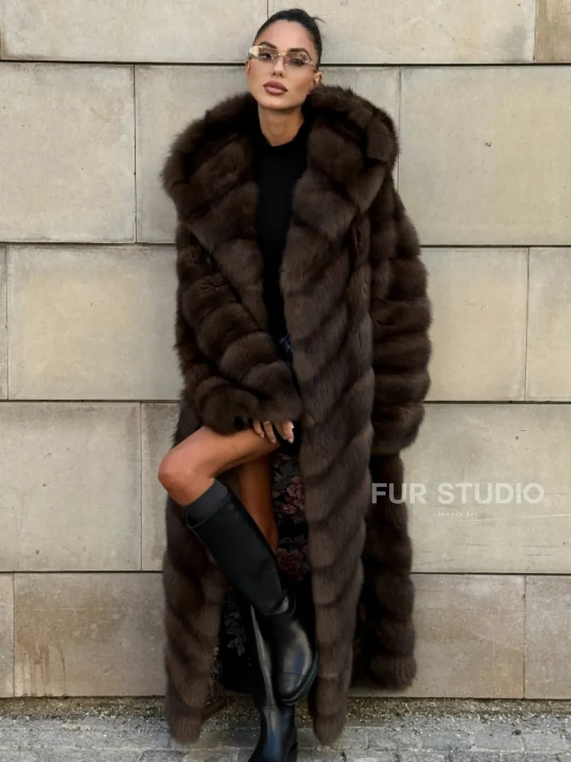 Удлиненная шуба из меха куницы с капюшоном