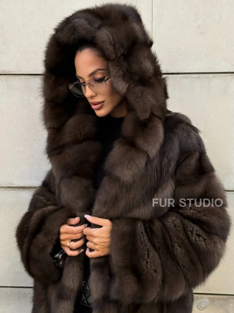 Удлиненная шуба из меха куницы с капюшоном - фото 7