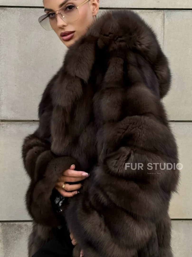 Удлиненная шуба из меха куницы с капюшоном