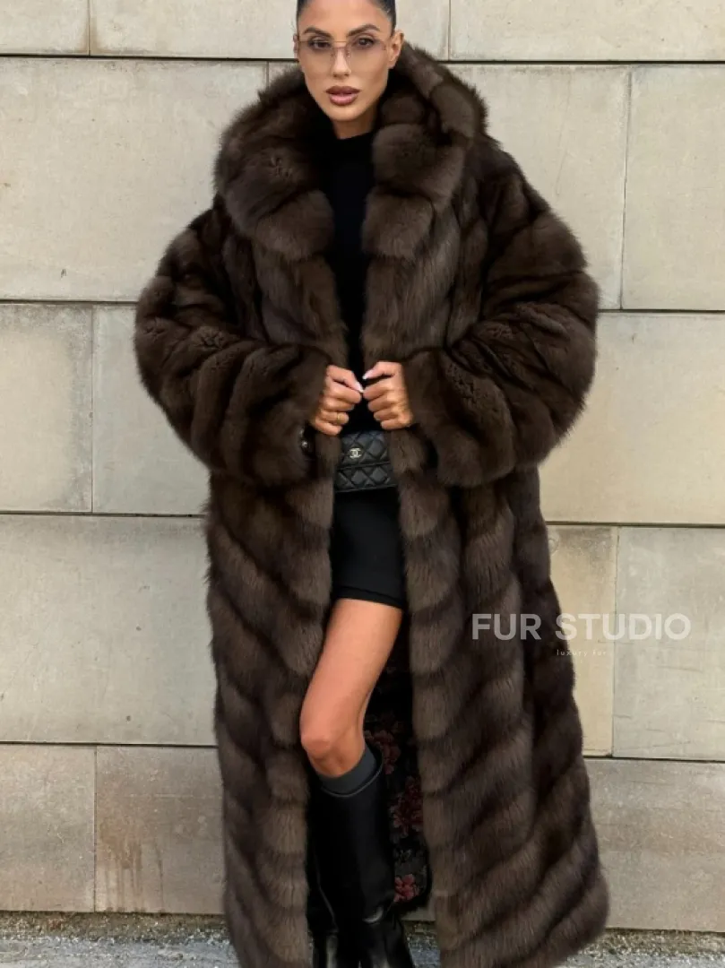 Удлиненная шуба из меха куницы с капюшоном - фото 6