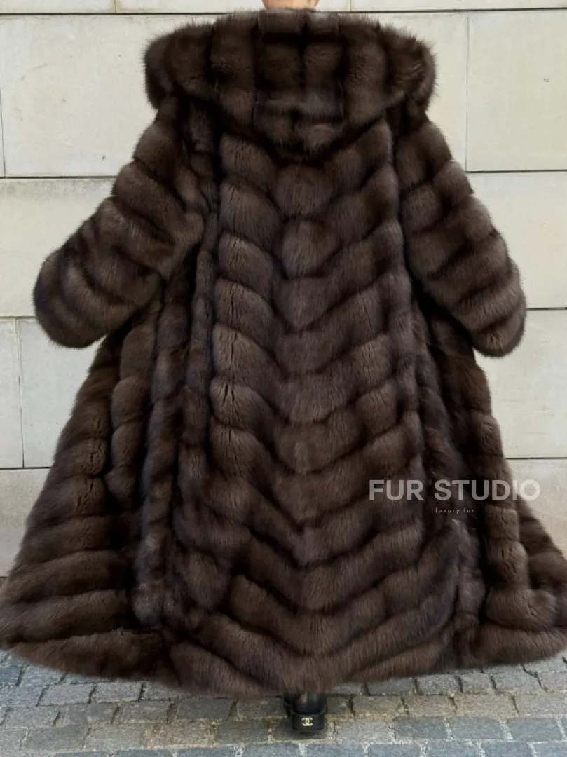 Удлиненная шуба из меха куницы с капюшоном - фото 5