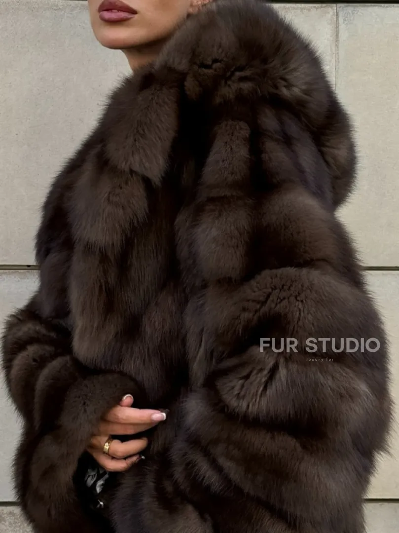 Удлиненная шуба из меха куницы с капюшоном - фото 1