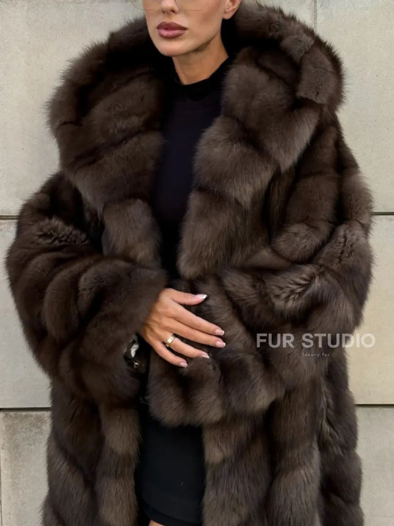 Удлиненная шуба из меха куницы с капюшоном