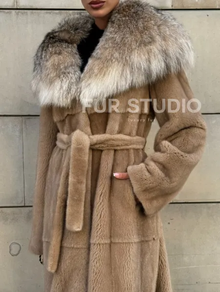 Шуба из норки Caramel с капюшоном из меха рыси - фото 5