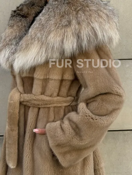 Шуба из норки Caramel с капюшоном из меха рыси - фото 1