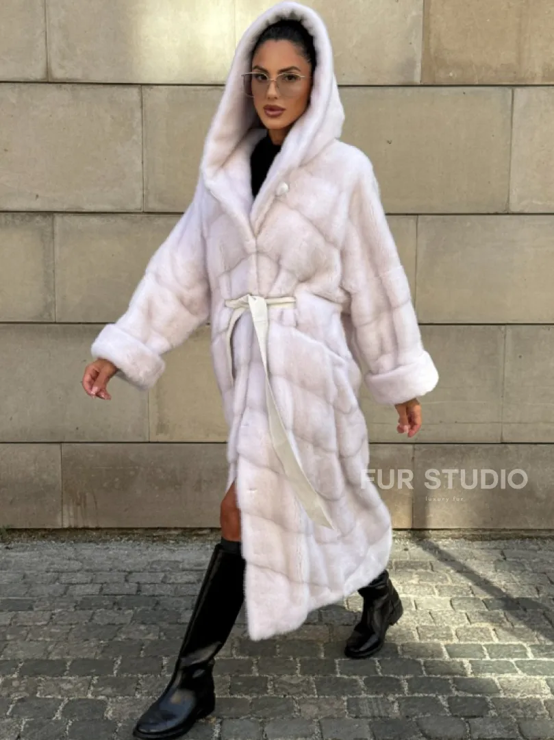 Шуба в диагональной выкладке меха норки White ice с капюшоном - фото 12