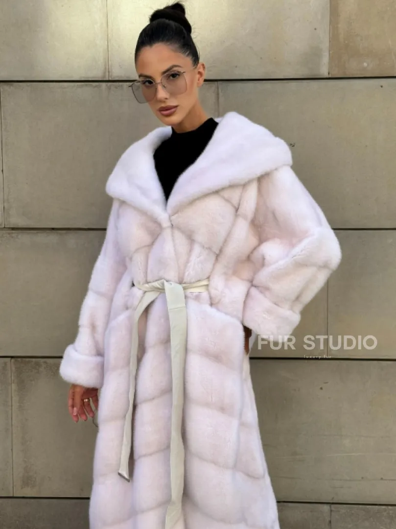 Шуба в диагональной выкладке меха норки White ice с капюшоном - фото 11