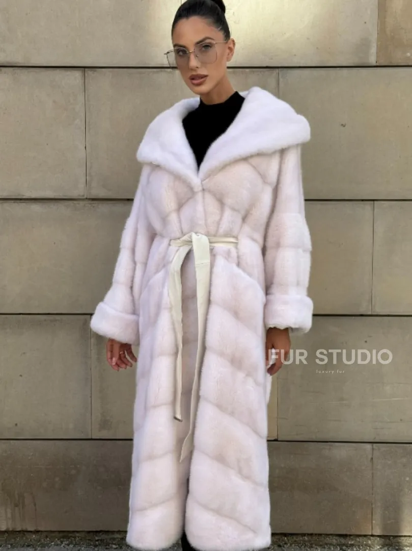 Шуба в диагональной выкладке меха норки White ice с капюшоном - фото 10