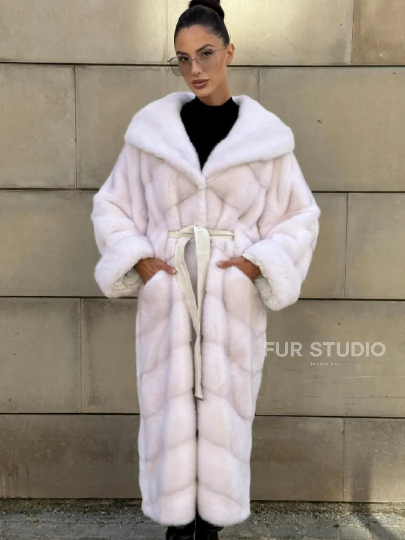 Шуба в диагональной выкладке меха норки White ice с капюшоном - фото 0