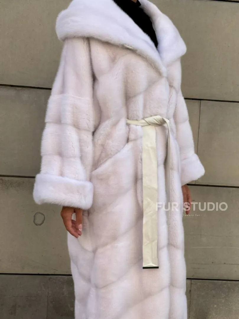 Шуба в диагональной выкладке меха норки White ice с капюшоном - фото 4
