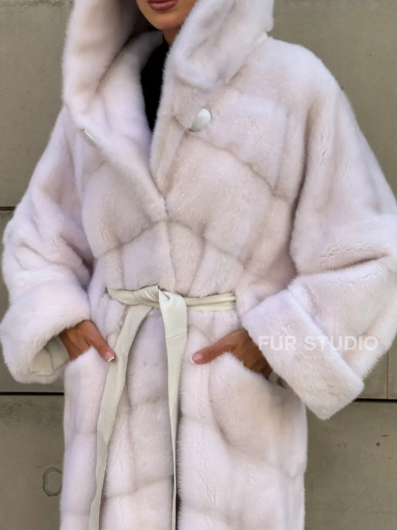 Шуба в диагональной выкладке меха норки White ice с капюшоном - фото 2