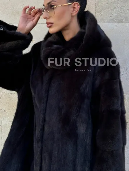 Шуба из аукционной норки с капюшоном роспуск - цвет уголь - фото 2