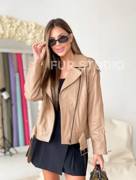 Женская бежевая курточка (косуха) из натуральной кожи - фото 0