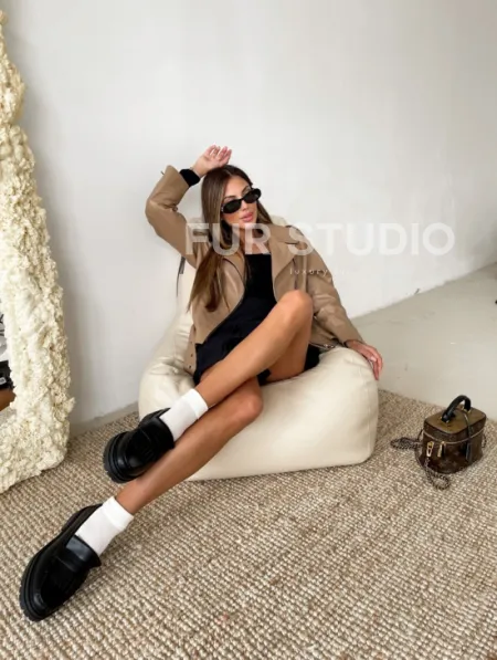 Женская бежевая курточка (косуха) из натуральной кожи - фото 4