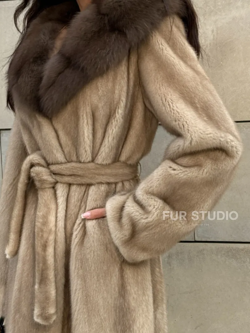 Шуба из норки пастель в технологии роспуск с капюшоном из меха куницы - фото 3