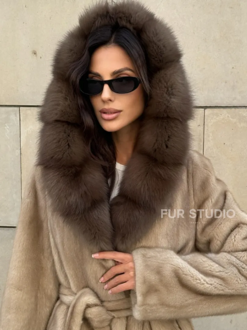 Шуба из норки пастель в технологии роспуск с капюшоном из меха куницы - фото 6