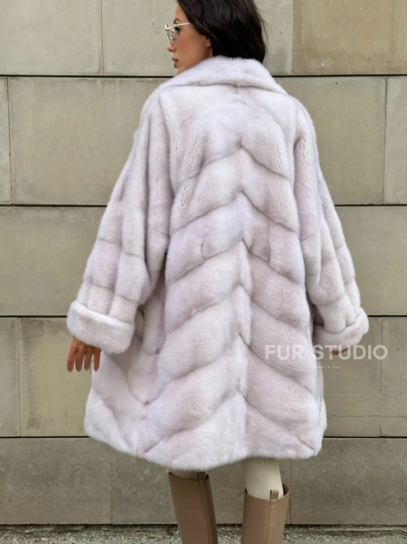 Шуба в диагональной выкладке меха норки с английским воротником - цвет жемчуг - фото 5