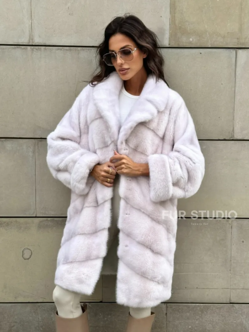 Шуба в диагональной выкладке меха норки с английским воротником - цвет жемчуг - фото 10