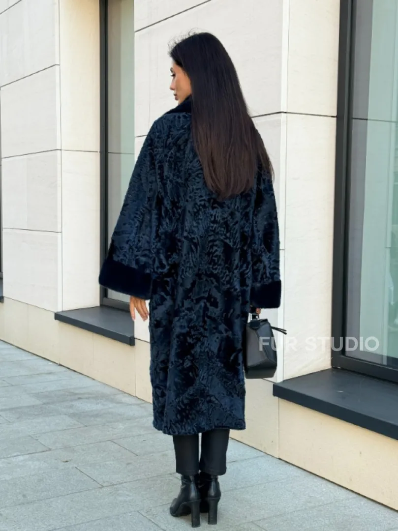 Шуба из каракуля Indigo Blue с отделкой из меха норки, фасон кокон