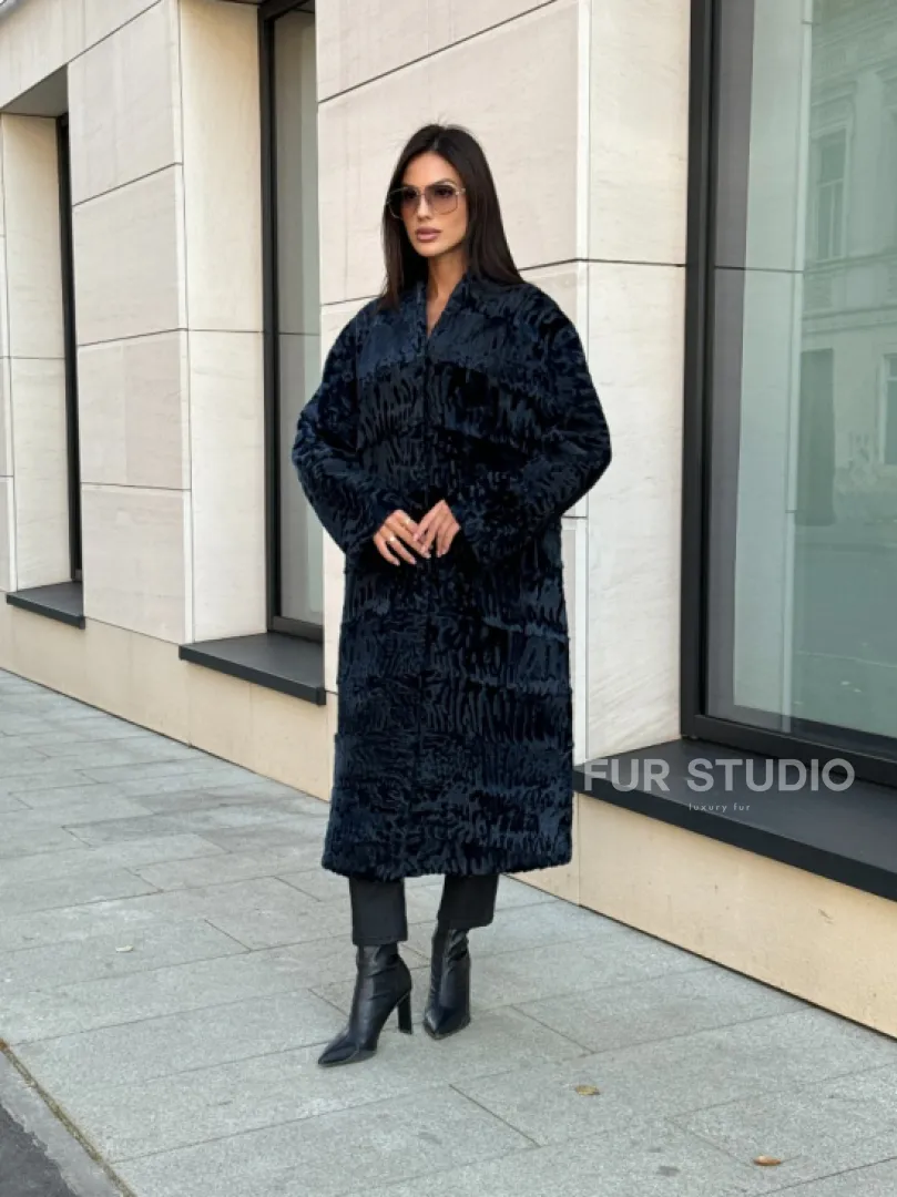 Пальто из меха каракуля с V-образным воротником, цвет Indigo Blue - фото 10