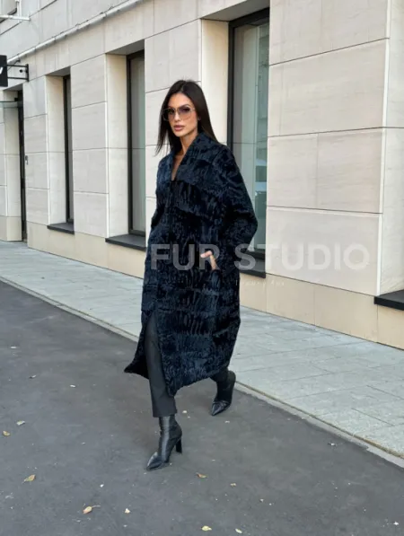 Пальто из меха каракуля с V-образным воротником, цвет Indigo Blue - фото 11