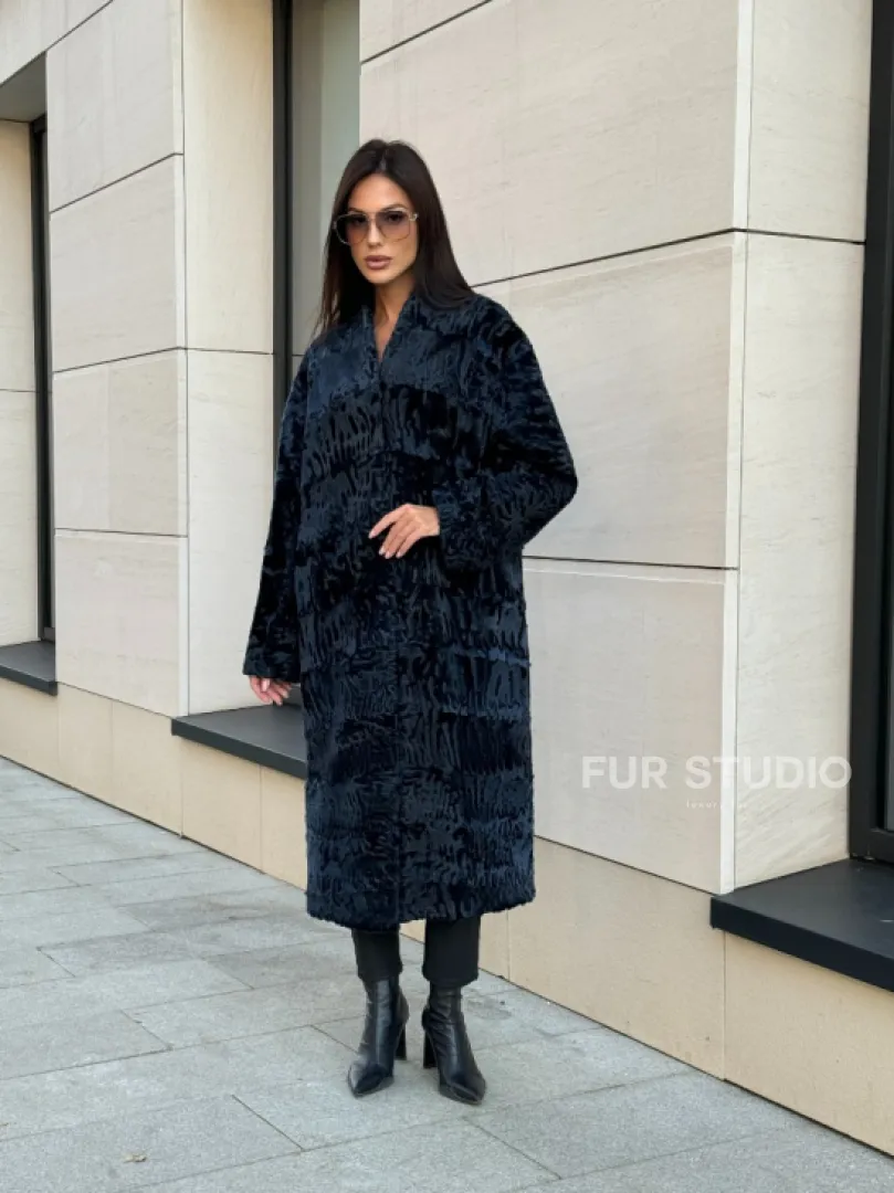 Пальто из меха каракуля с V-образным воротником, цвет Indigo Blue - фото 9