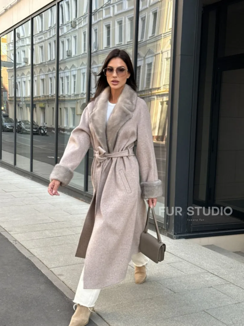 Женское демисезонное пальто с отделкой из меха норки - фото 12