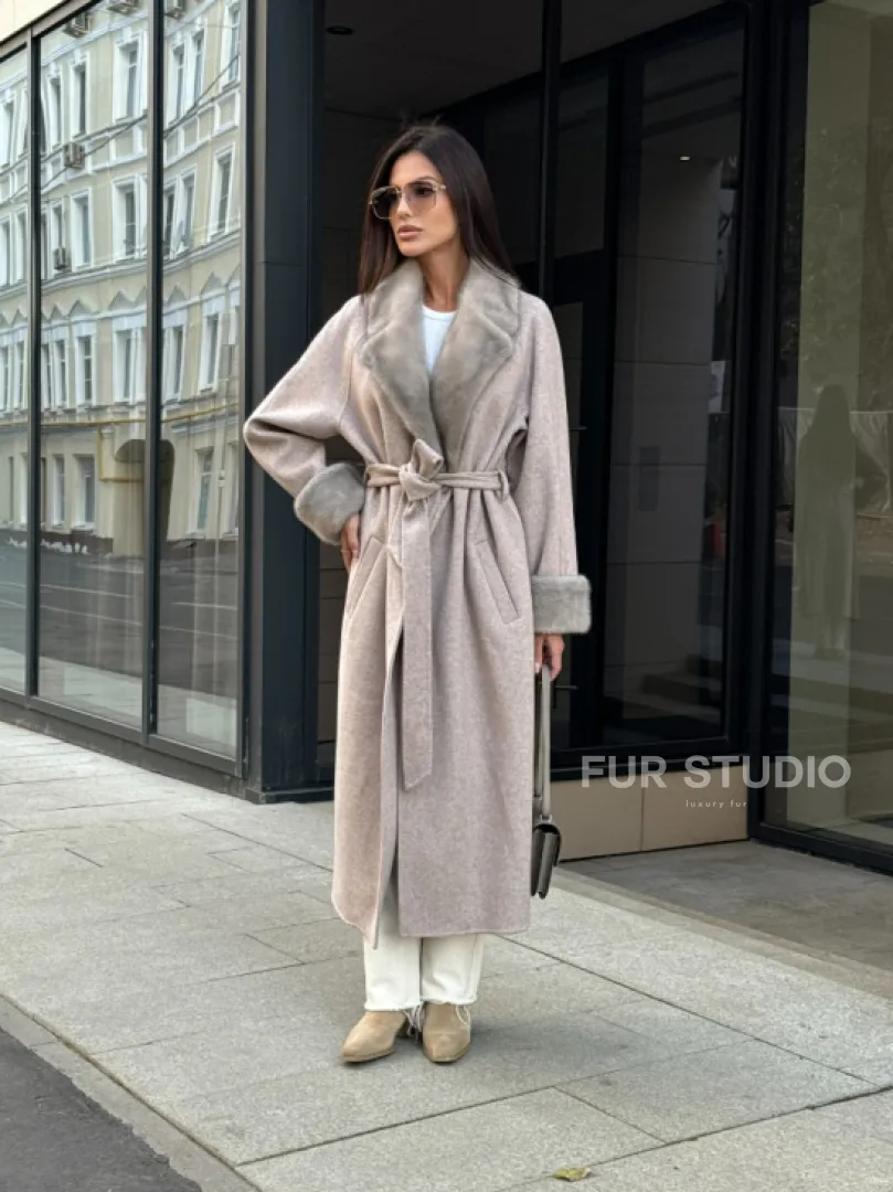 Женское демисезонное пальто с отделкой из меха норки - фото 8