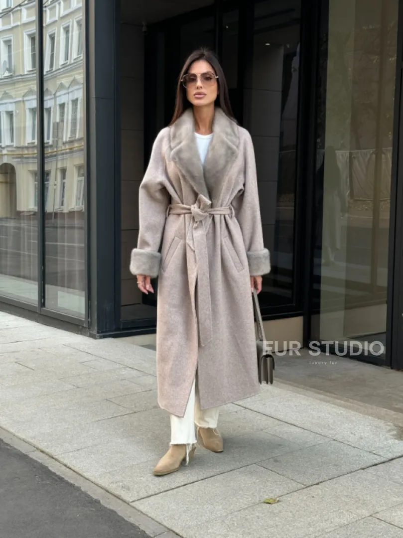 Женское демисезонное пальто с отделкой из меха норки - фото 11