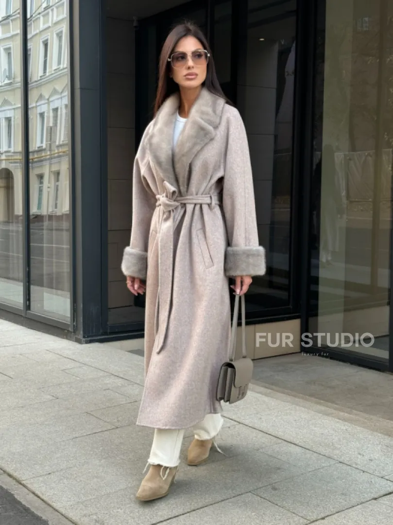 Женское демисезонное пальто с отделкой из меха норки - фото 0