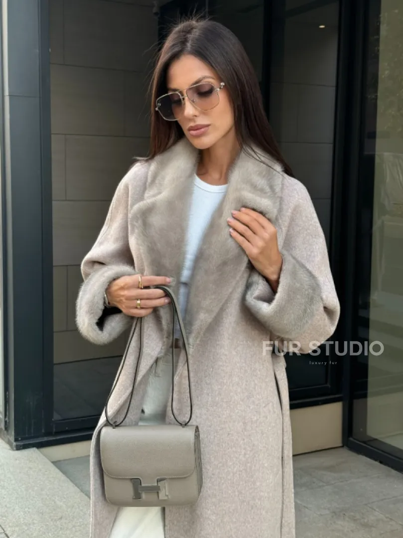 Женское демисезонное пальто с отделкой из меха норки - фото 5