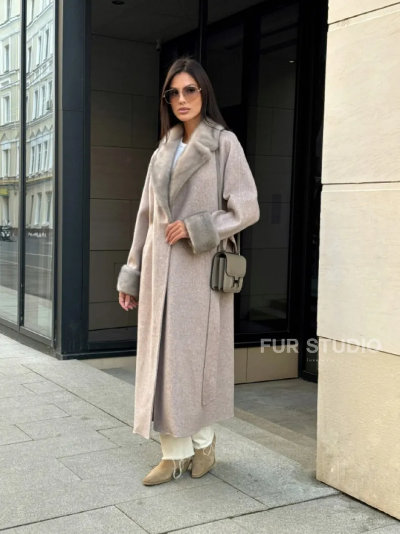 Женское демисезонное пальто с отделкой из меха норки - фото 10