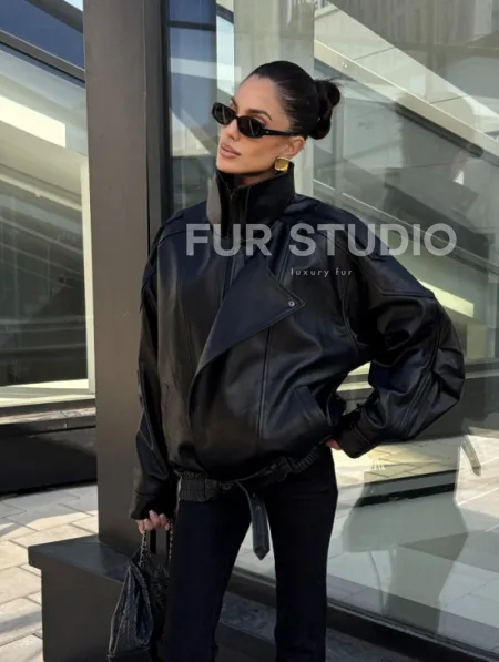Женская кожаная куртка с двойным воротником, пышными рукавами реглан - фото 12